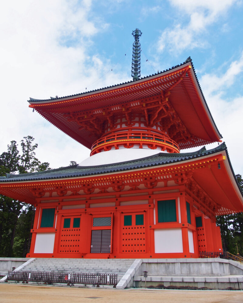 青空を背景にそびえる朱塗りの根本大塔(高野山壇上伽藍)