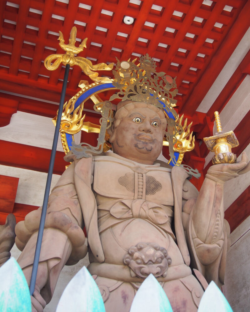 壇上伽藍 中門の多聞天像 宝塔を持つ守護神