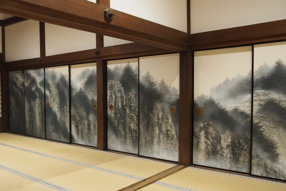 千住博が描いた襖絵「断崖図」。岩山と樹木を描いた水墨画の風景。