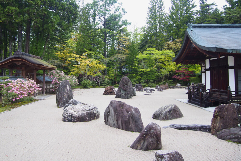 金剛峯寺の蟠龍庭。金剛峯寺の石庭、白砂と岩で構成された日本最大級の枯山水庭園。