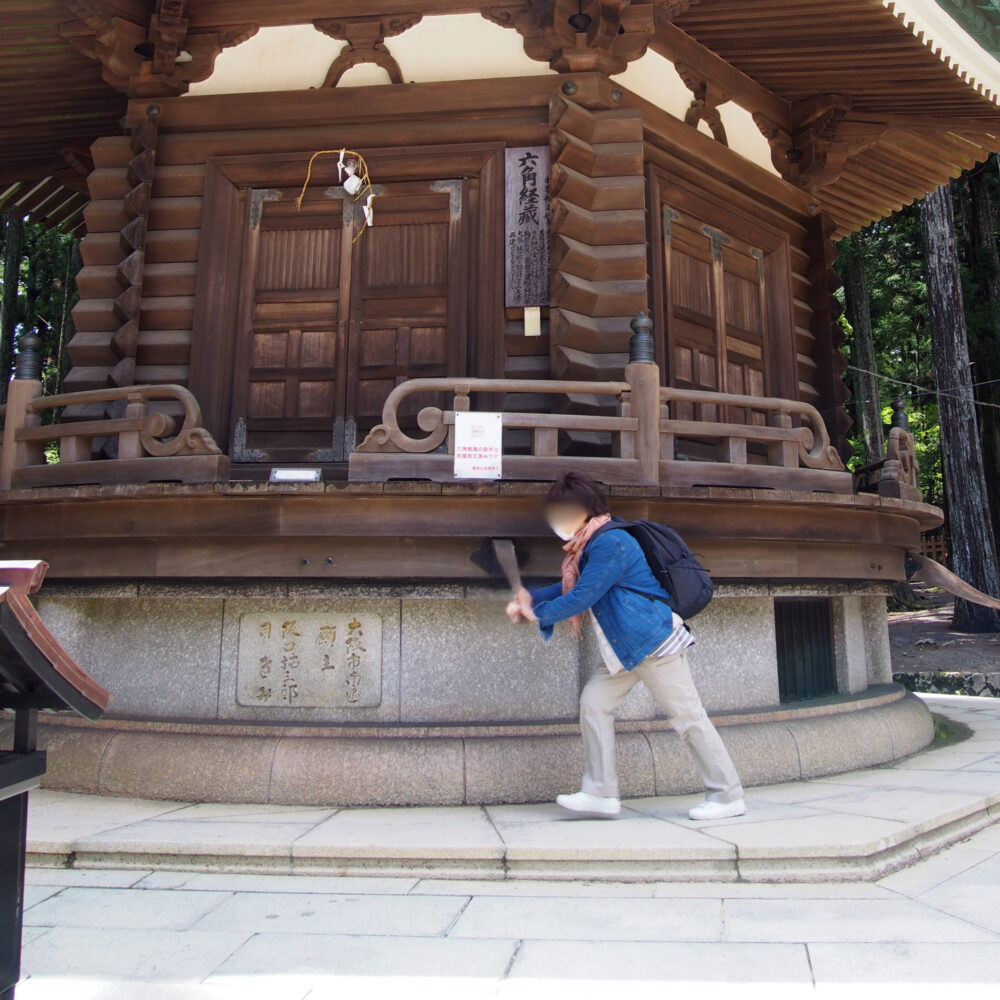 壇上伽藍の六角経堂を回している様子。