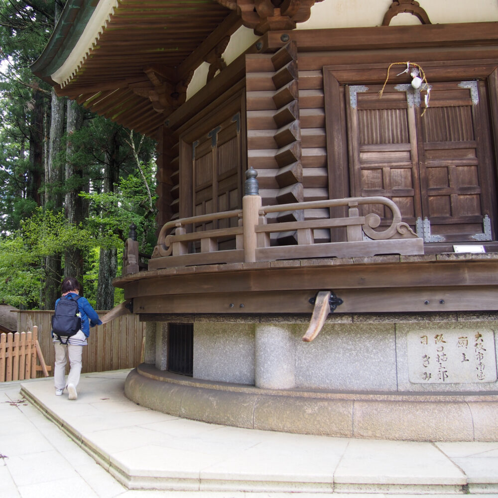 壇上伽藍の六角経堂を回している様子。