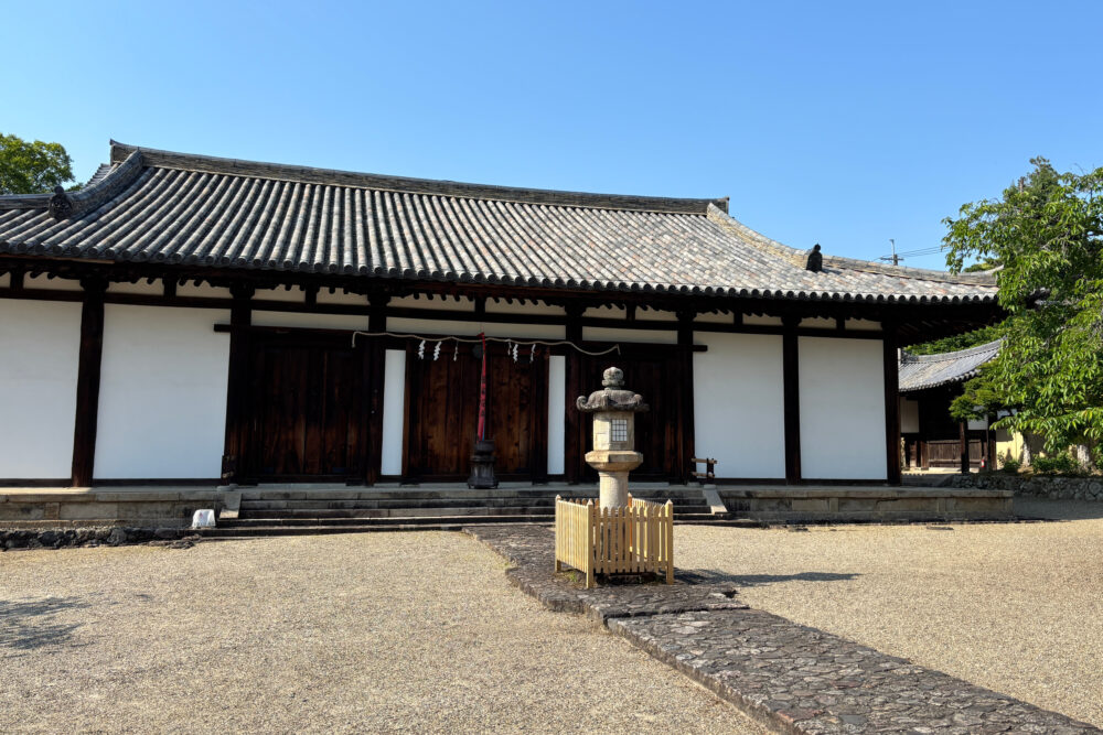 新薬師寺の本堂