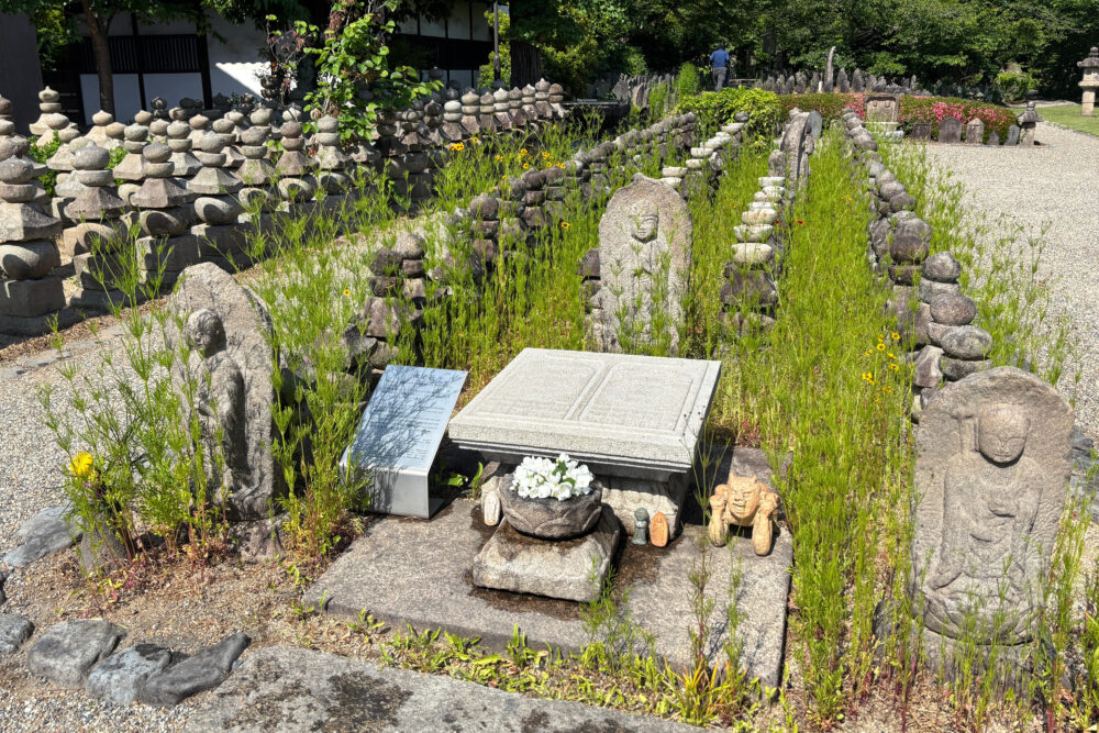 元興寺境内に並ぶ石仏群と供養塔