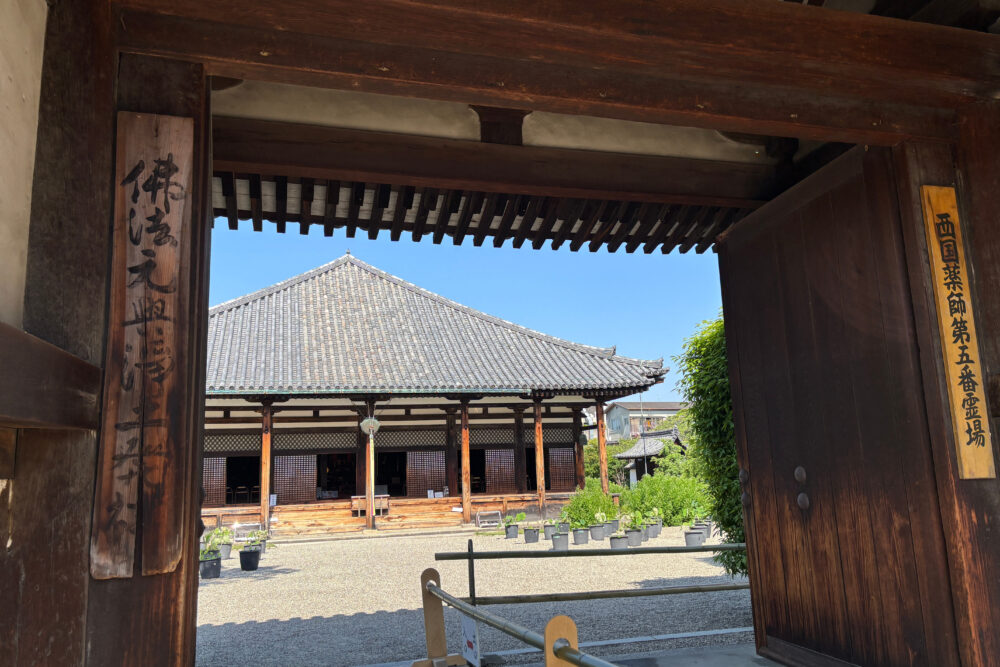 元興寺の山門越しに見える極楽堂（本堂）