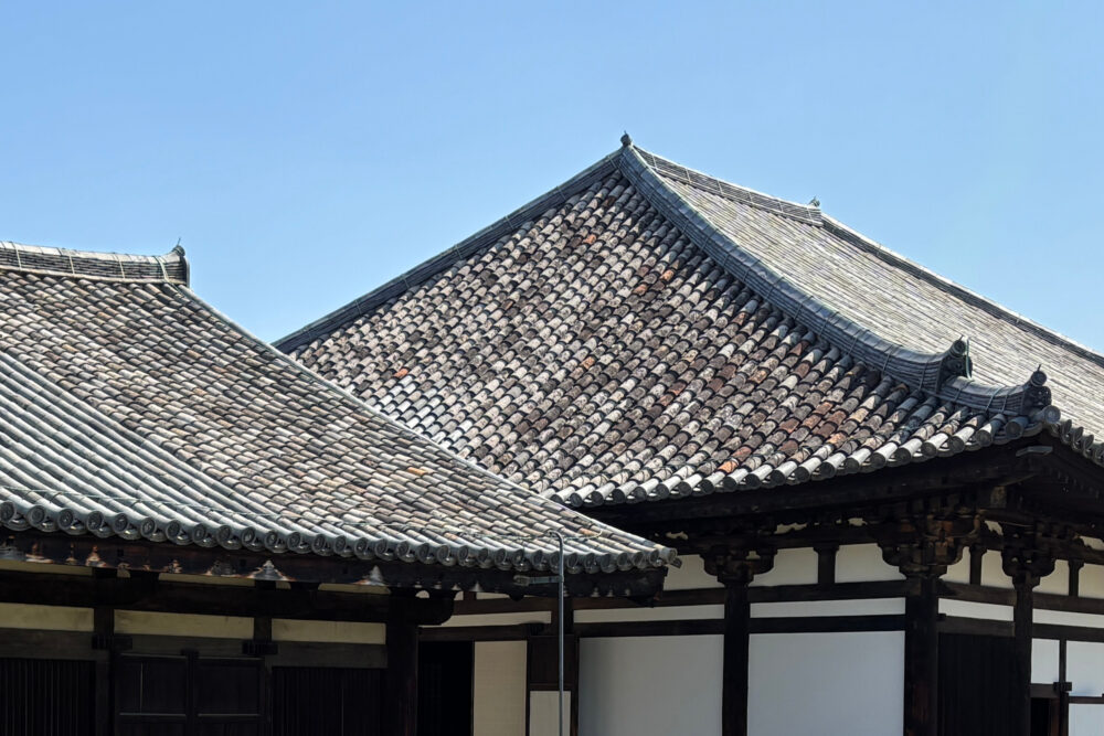 飛鳥時代の瓦が残る元興寺の屋根