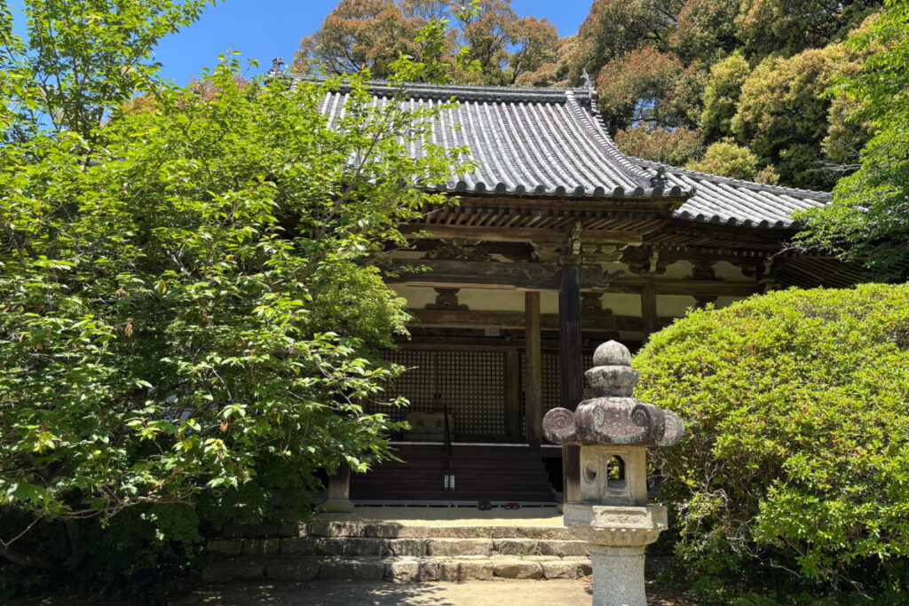 木々に囲まれた長岳寺の本堂