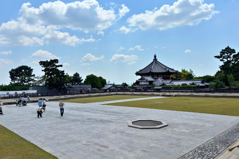 興福寺中金堂前の広場