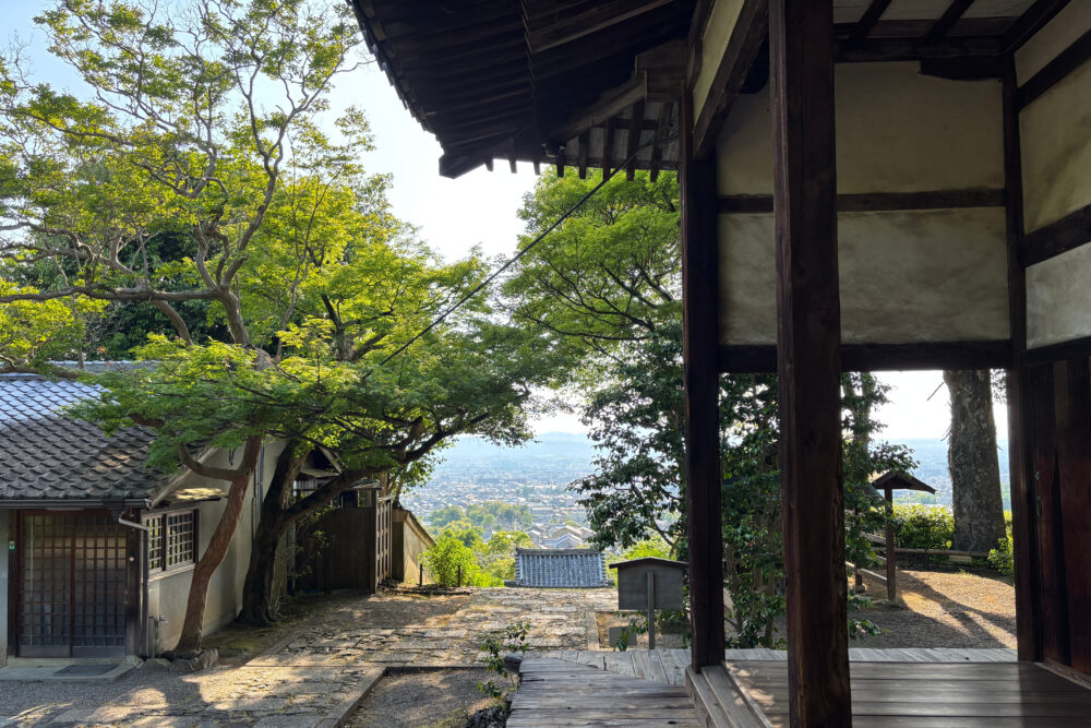 白毫寺本堂前から眺める境内