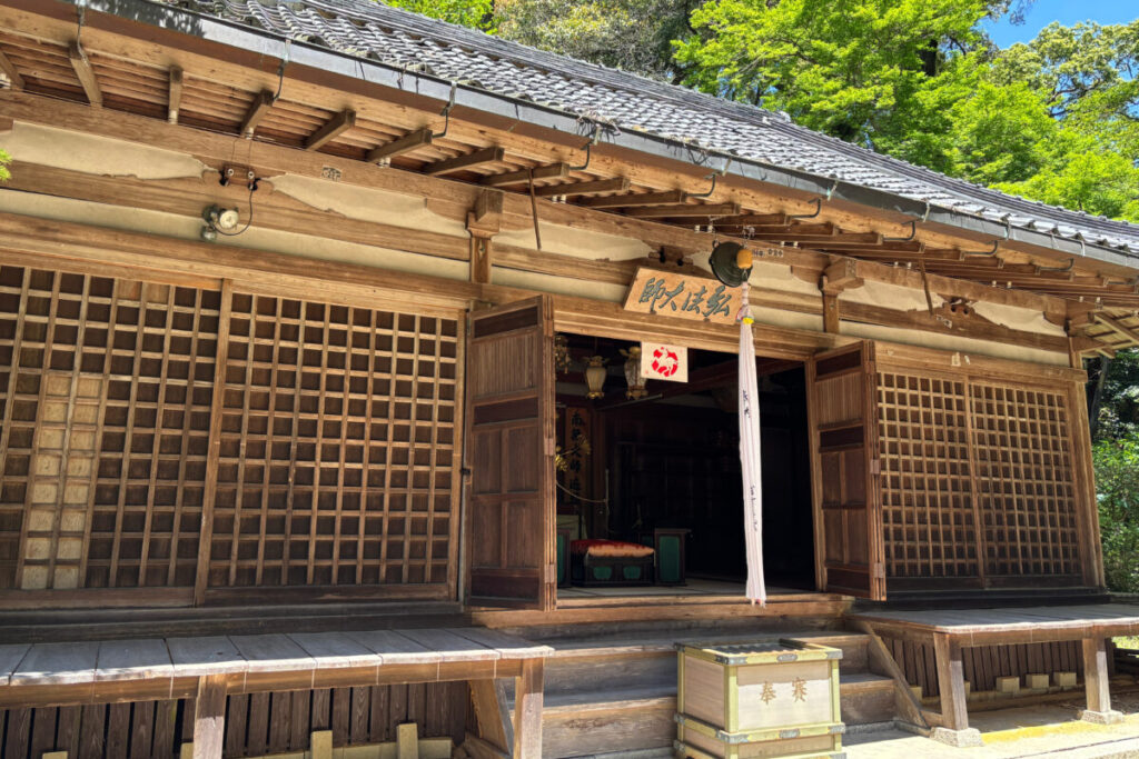 長岳寺境内にある大師堂