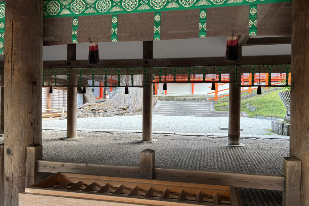 開門前の春日大社御本殿前