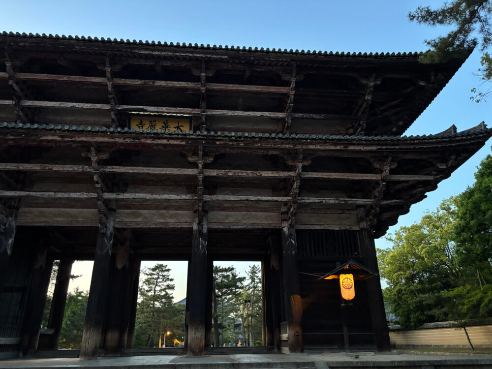 夕暮れの東大寺南大門