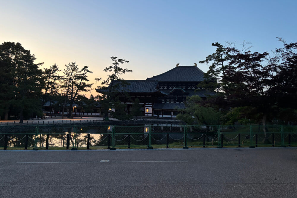 鏡池越しに望む夕暮れの東大寺大仏殿