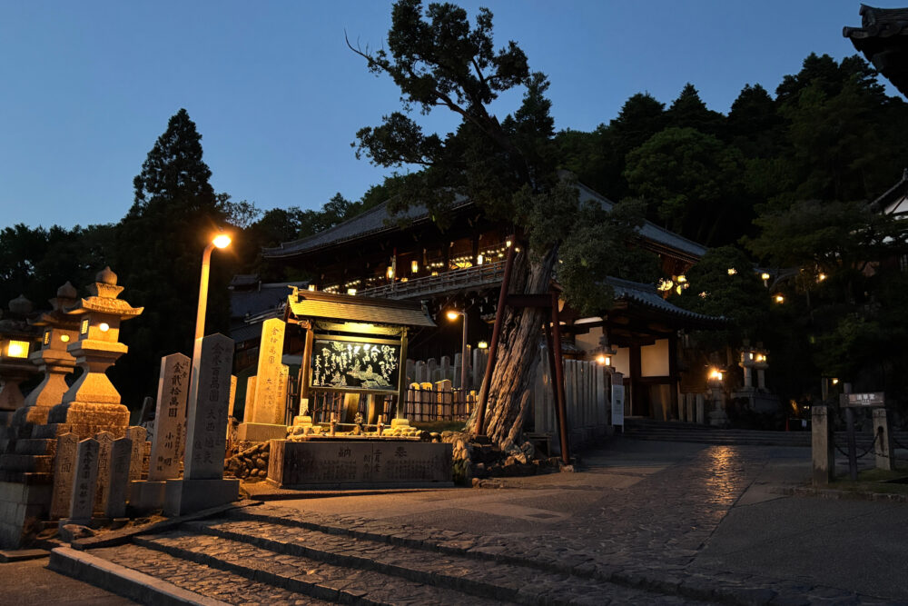 夕暮れの灯りがともる東大寺二月堂