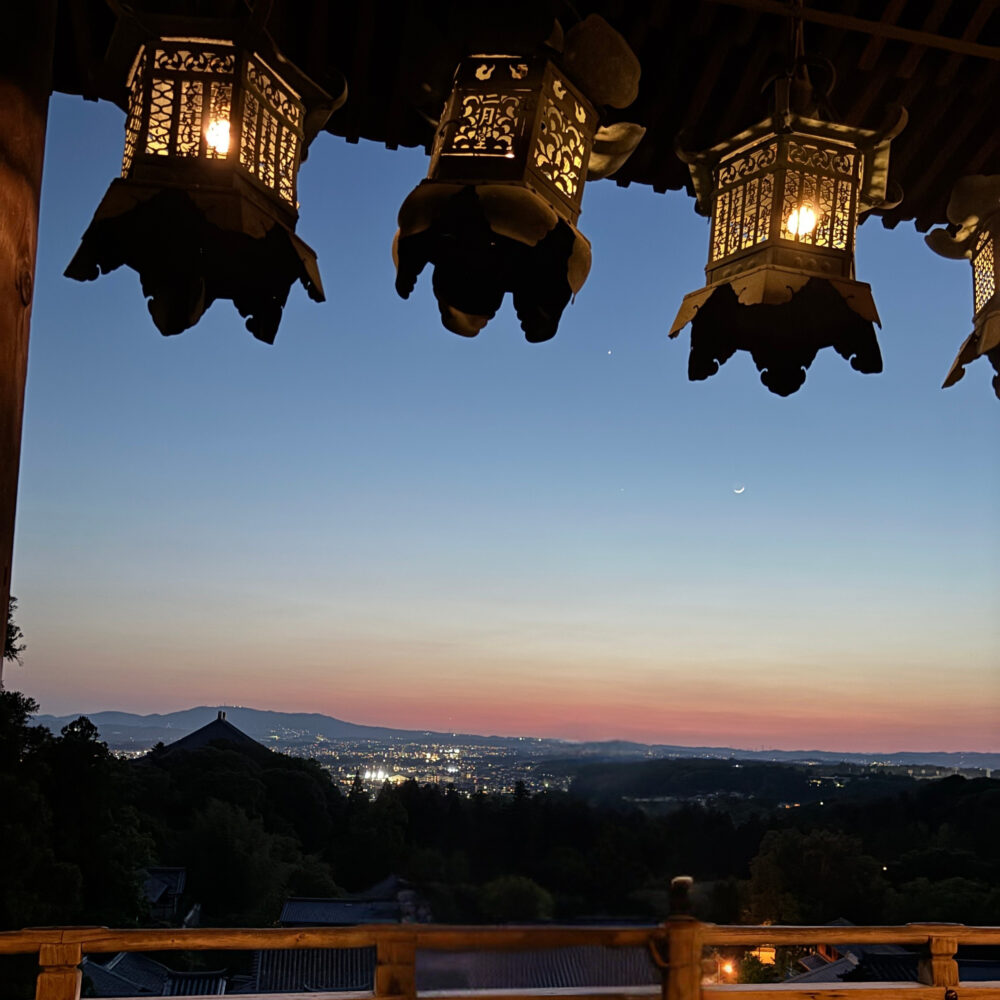 二月堂から望む奈良市街の夜景と夕焼け空