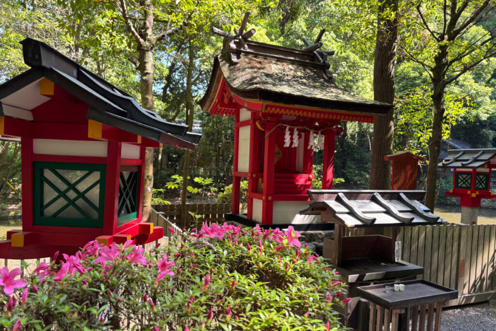 池のほとりに建つ市杵島姫神社