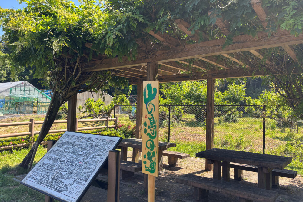 山の辺の道沿いにある休憩所