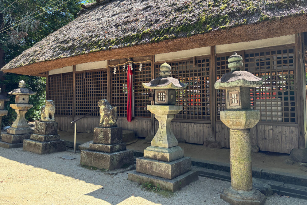 茅葺屋根の夜都伎神社拝殿