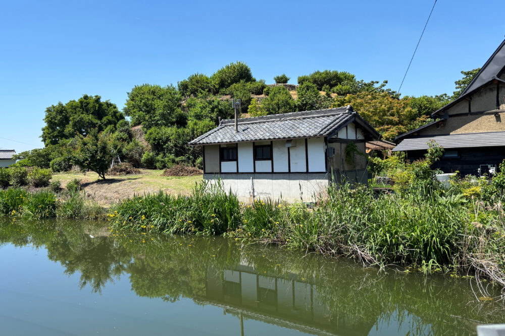 池越しに見る西山塚古墳