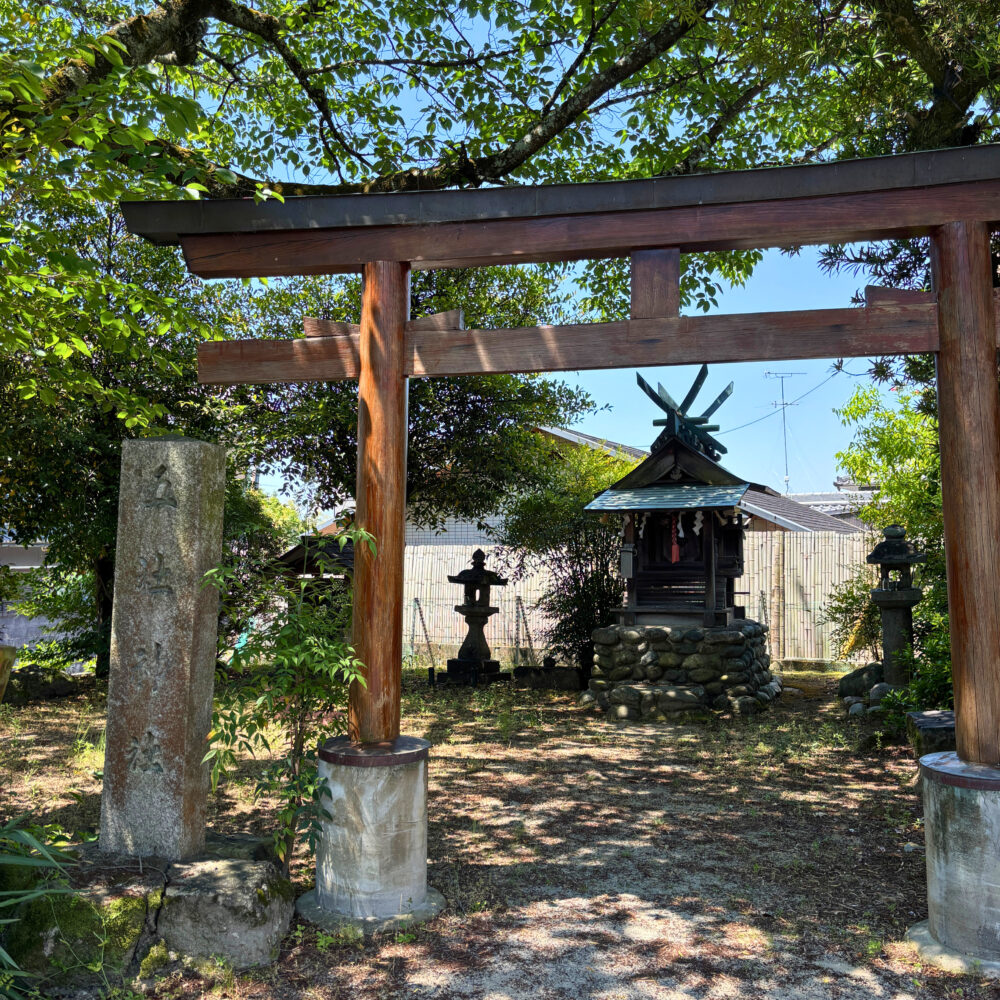 鳥居の奥に建つ五社神社