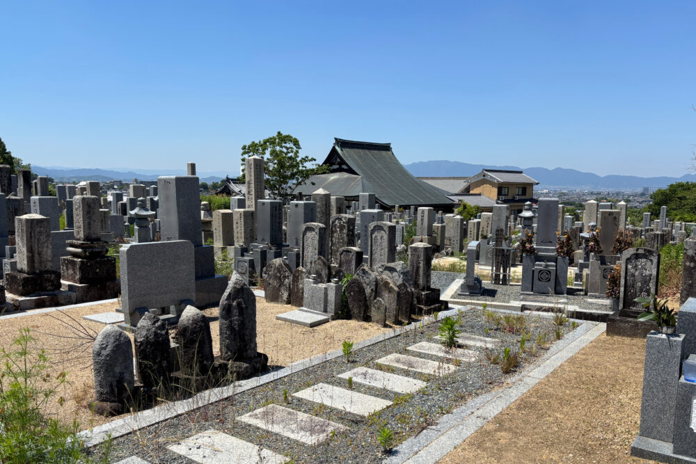墓地越しに見る念仏寺