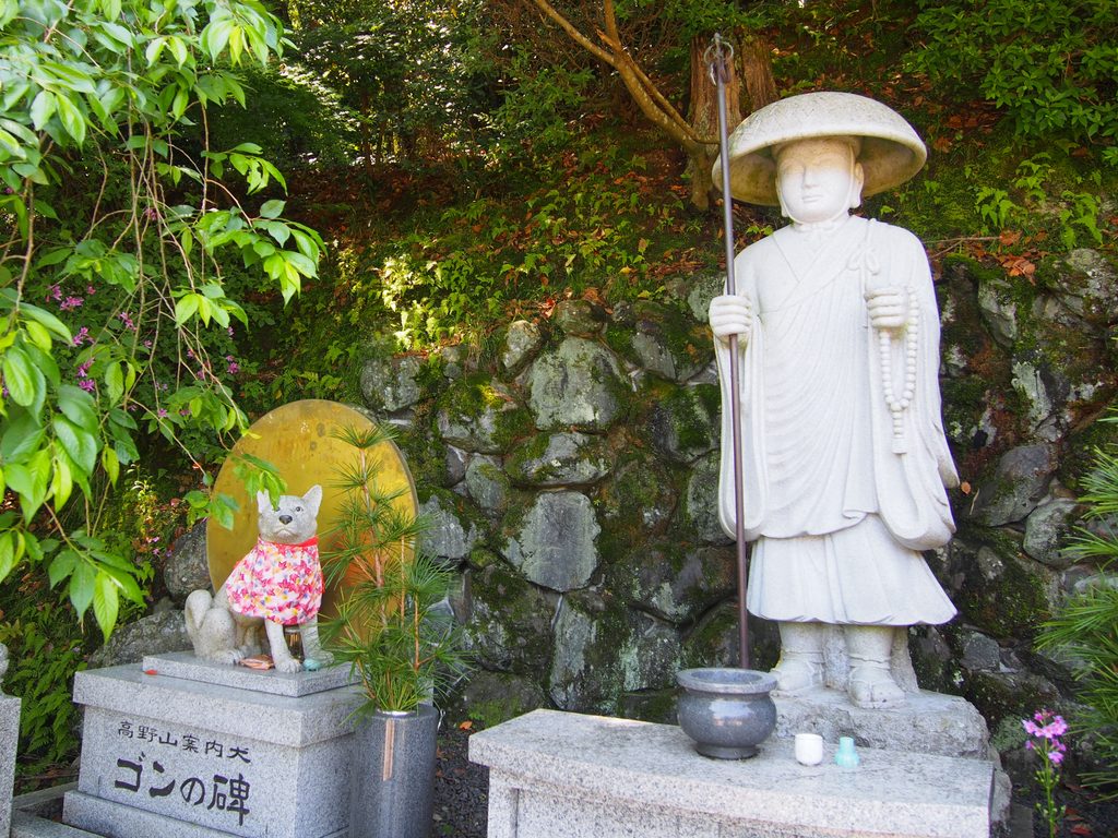 慈尊院の境内に立つ弘法大師像と案内犬ゴンの碑