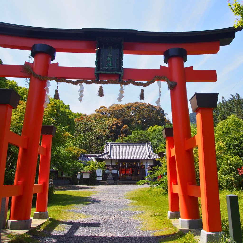 丹生官省符神社の朱色の鳥居と拝殿