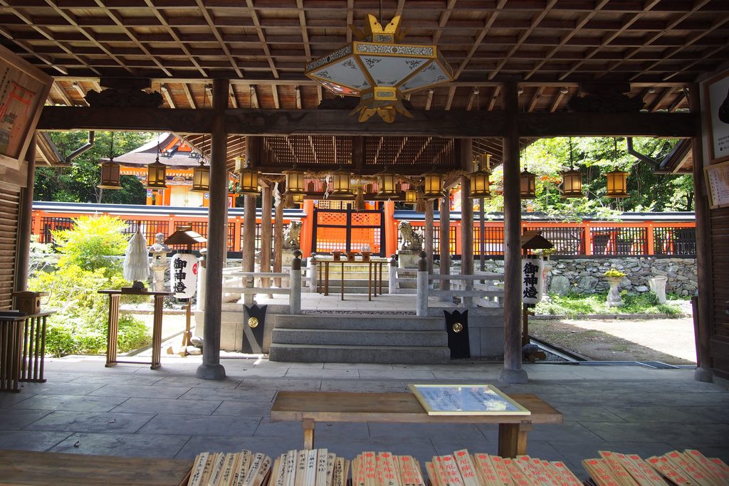 丹生官省符神社の拝殿