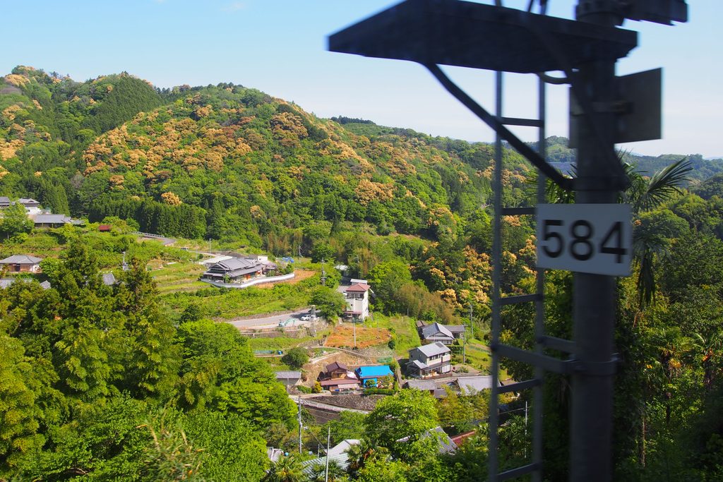 高野山から九度山へ向かう途中の車窓から見える山里