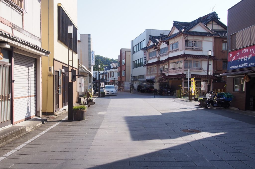 伊勢神宮外宮へ続く外宮参道の町並み
