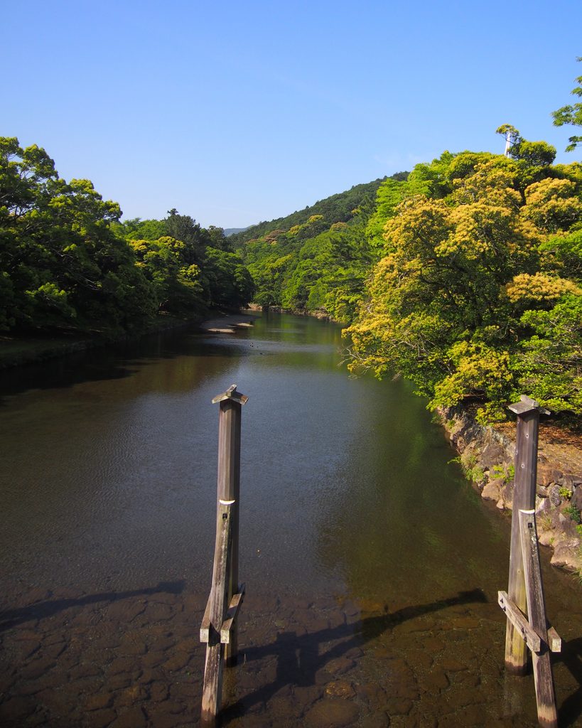 宇治橋から眺める五十鈴川