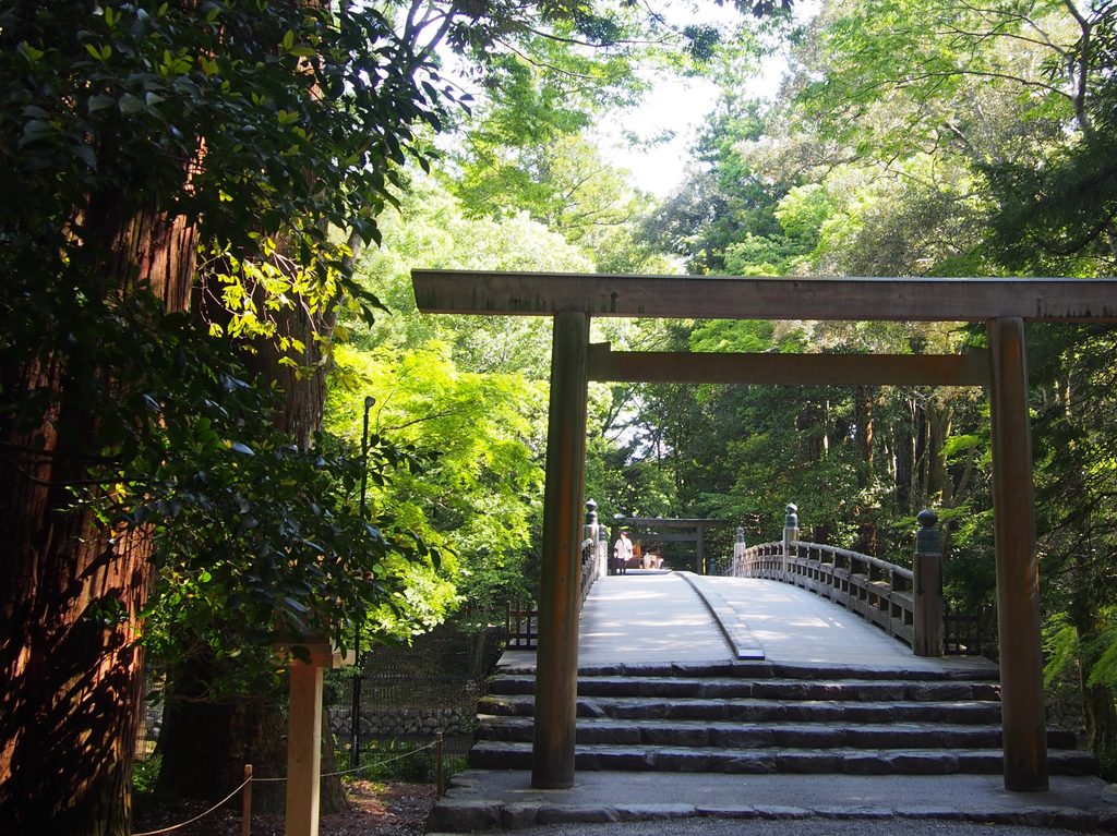 伊勢神宮内宮の風日祈宮へ向かう橋