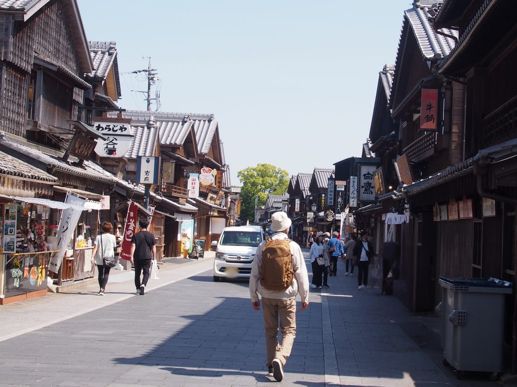 おはらい町の古い町並みと通りを歩く人々