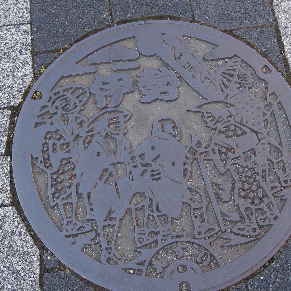 伊勢参りの絵柄が描かれたマンホール