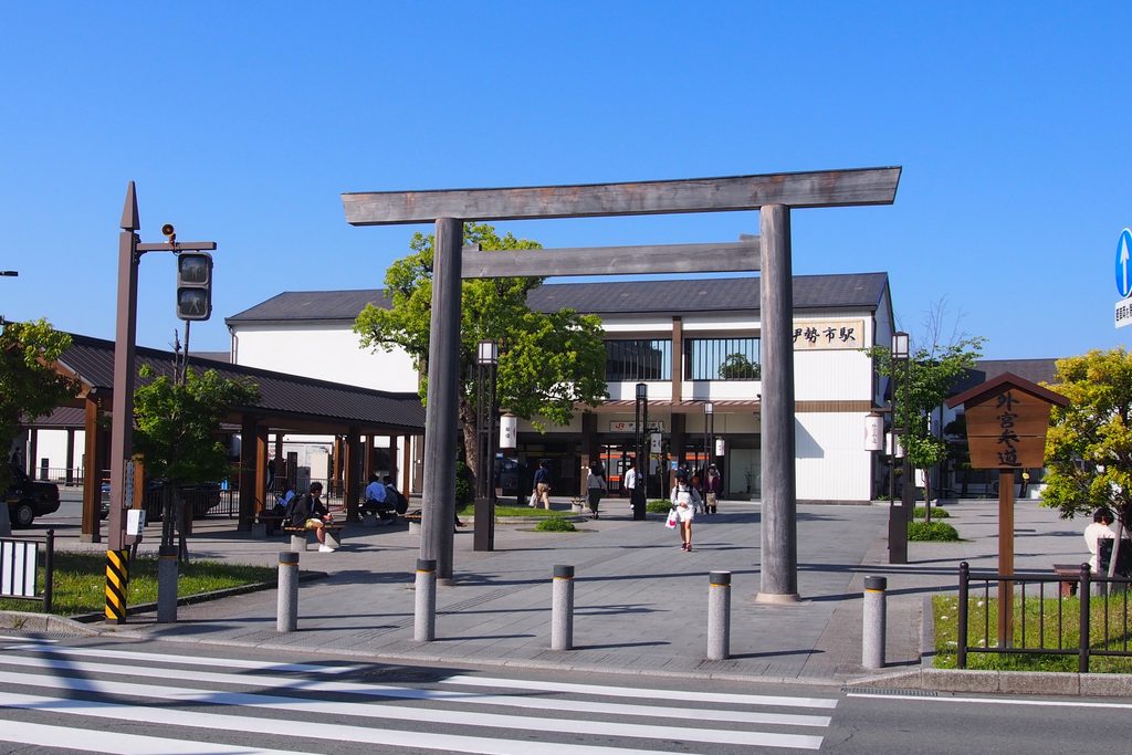 伊勢市駅前にある外宮参道入口の鳥居