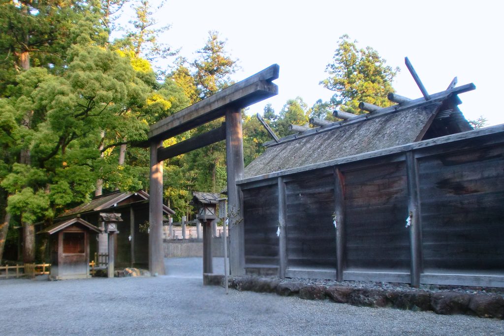 伊勢神宮外宮の正宮へ向かう参道と社殿