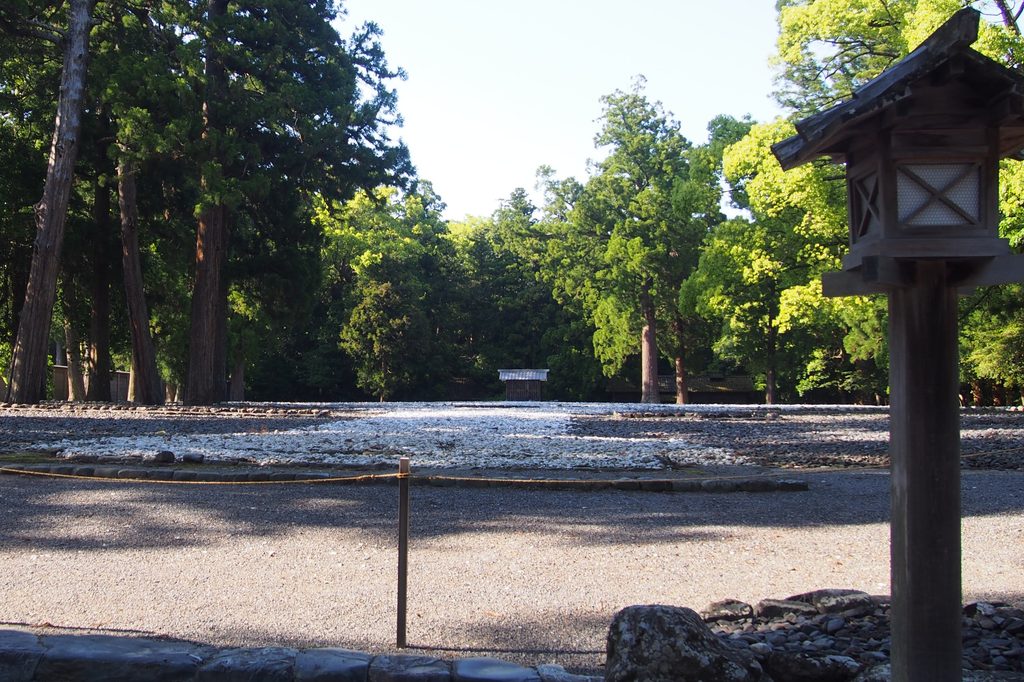 伊勢神宮外宮の御敷地と心御柱を納める覆屋