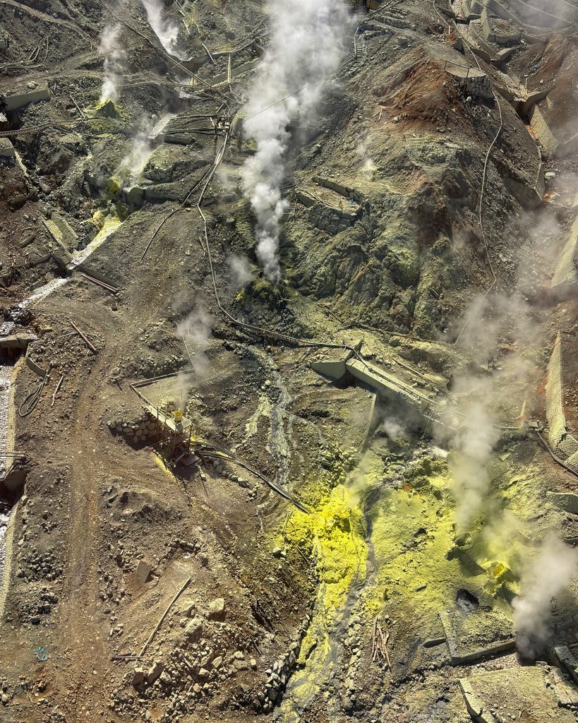 ロープウェイから見下ろす大涌谷の噴気地と黄色い硫黄成分の見られる斜面