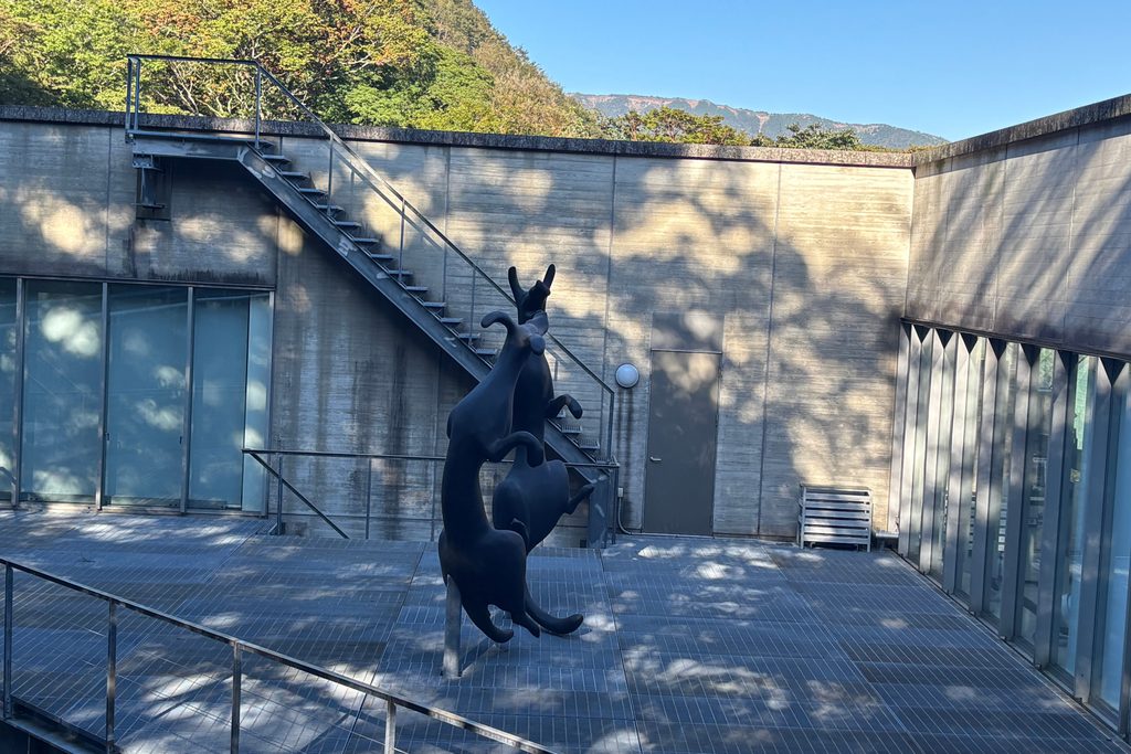 ポーラ美術館の屋外に展示されたniŭの彫刻作品《しあわせな犬》