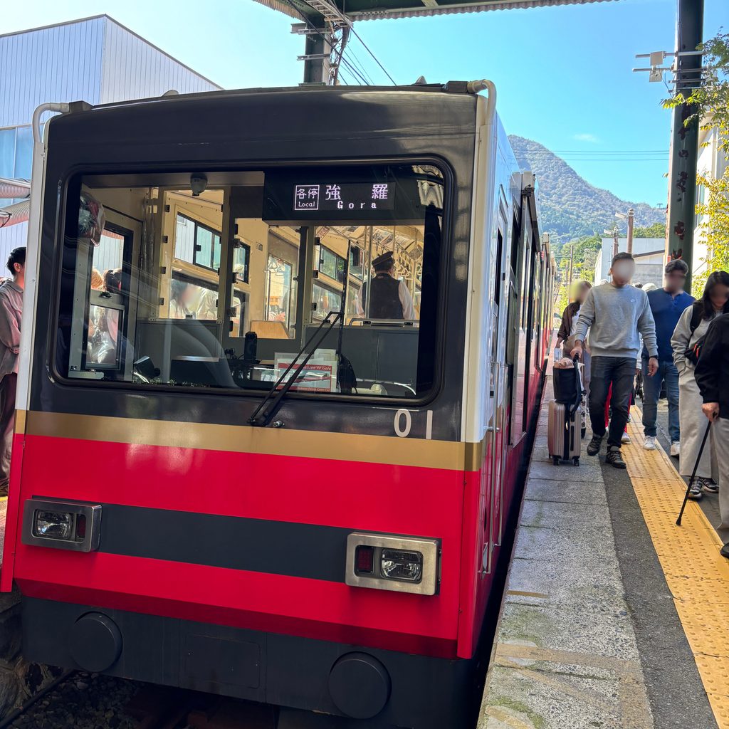 強羅駅のホームに停車する箱根登山ケーブルカーと乗客