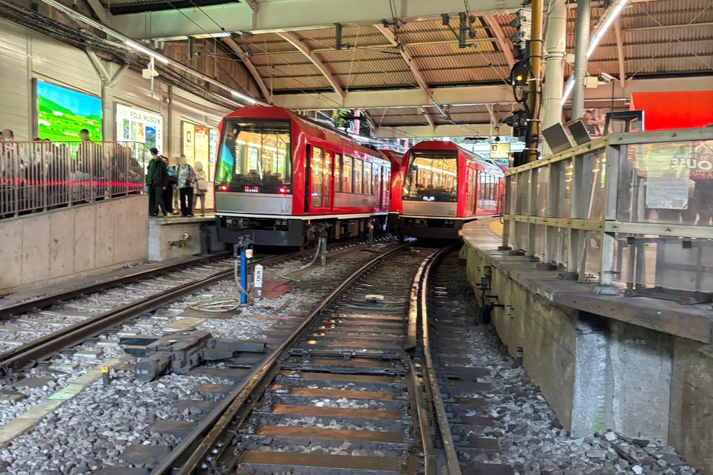 箱根登山電車の車両が停車する箱根湯本駅のホームと線路