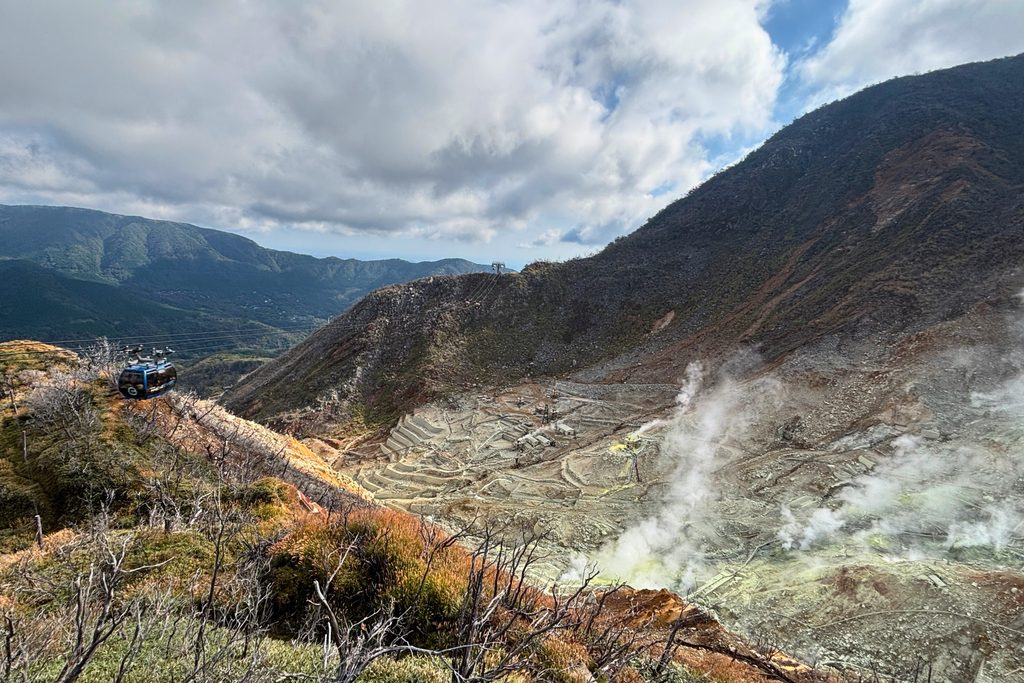 大涌谷の斜面から立ち上る噴気と火山活動の跡