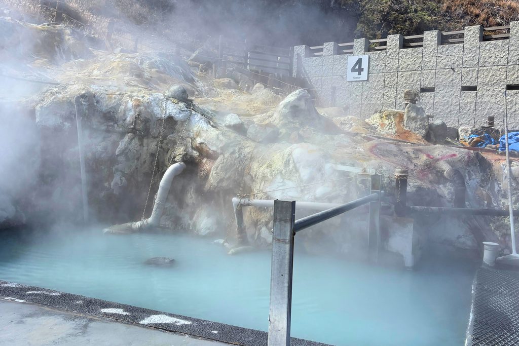 白い蒸気が立ち上る黒たまご製造用の温泉池