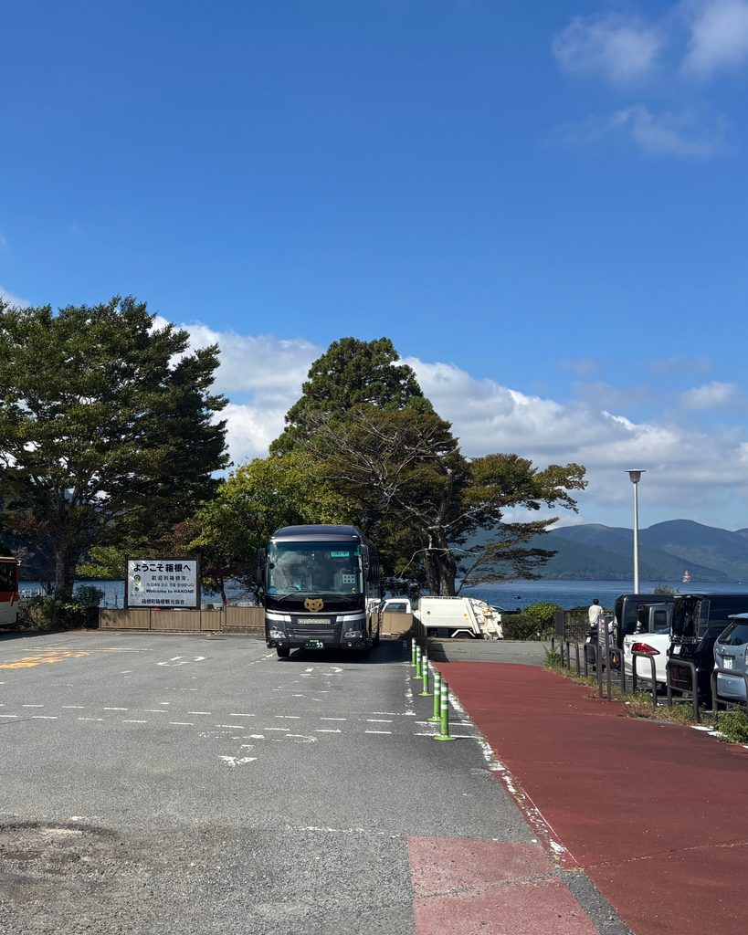 バス停から見える芦ノ湖
