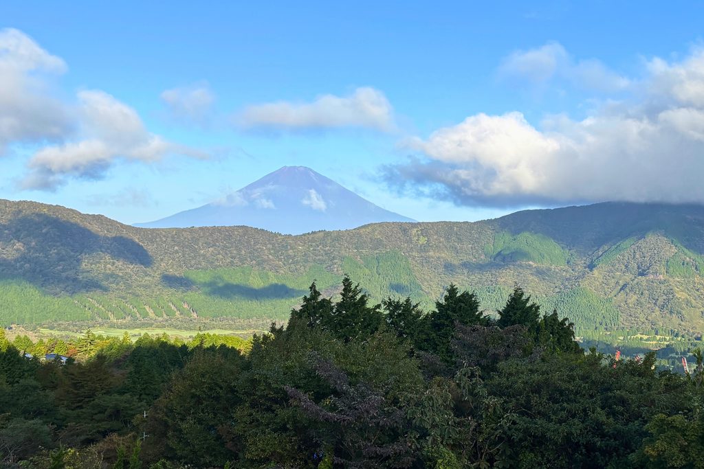 ホテルの客室から望む富士山と箱根の山々