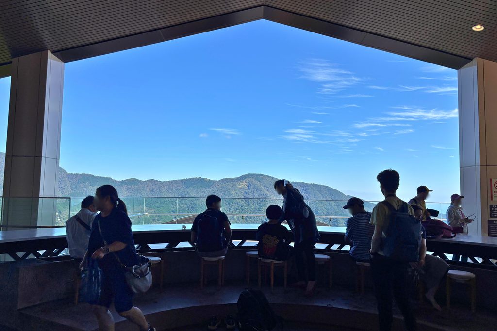 箱根ロープウェイ早雲山駅のテラスにある足湯と山々の景色